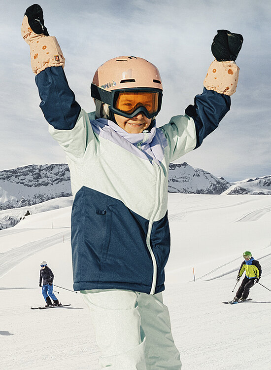 <p>Kind auf Skipiste im Hintergrund weitere Skifahrer und Snowboarder</p>
