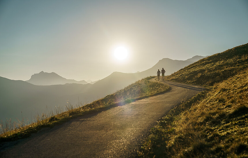 <p>Zwei Trailrunner bei Sonnenuntergang</p>
