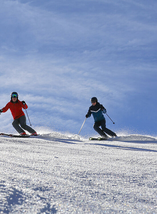 <p>Zwei Skifahrer auf der Snowfarming Piste</p>