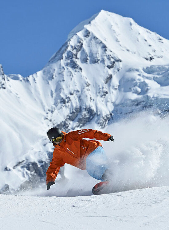 <p>Snowboarder in Pulver</p>