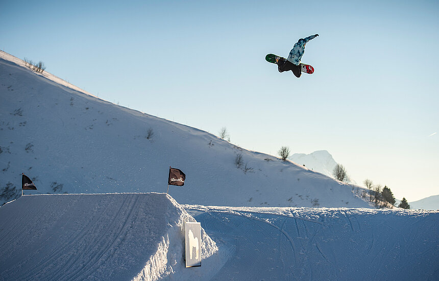 <p>Snowboarder in Luft über Schanze</p>