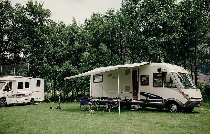 <p>Zwei Camper auf Campingplatz</p>